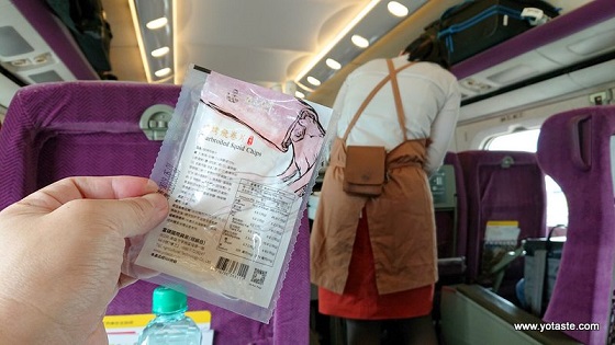 眼鏡伯魷魚片(飛卷片)隨手包15g在台灣高鐵商務車廂點心供應，大受好評